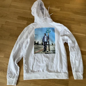 Hoodie med tryck - Vit hoodie med ett riktigt coolt tryck framtill. Storlek L men sitter mer som M/S