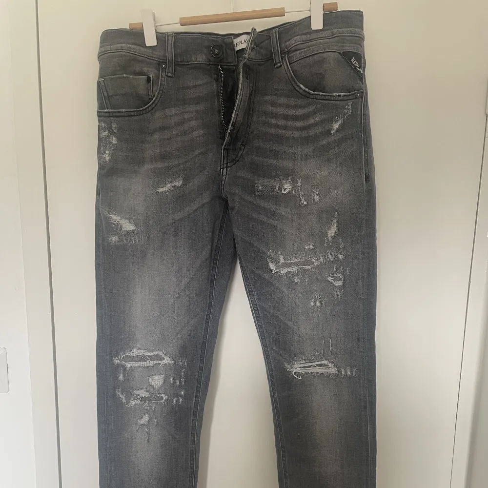 Säljer just nu mina replay jeans, riktigt schysta jeans. Dom är i skick 9/10 och är perfekta till sommaren! Köpte dom för 1300 för någon månad sen. Använda 2 gånger. Skriv för frågor och diskussioner gällande pris.. Jeans & Byxor.