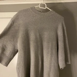 Stickad trekvartsarmäd - Säljer min fina stickade trekvarts tröja från Inwear. Nypris 900, väldigt fint skick💕💕 