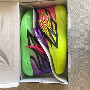 MB.02 Rick and Morty - Säljer MB.02 Rick and Morty. Själet är pga av storlek. Dem sitter för stora för mig och därför säljes dom. Använda 1 gång. Men mer än så är de i gott skick.