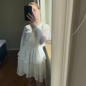 Studentklänning/konfirmationsklänning  - Säljer en jättefin vit volangklänning perfekt till studenten eller konfirmation. Den är i storlek 34 men skulle säga att den passar 36/38. Säljer då jag har en annan studentklänning ❤️❤️