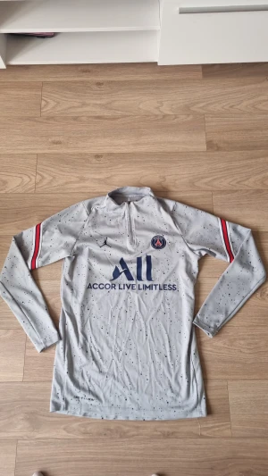 Psg tröja  - Psg tröja av jordan i ett bra skick i storlek m 
