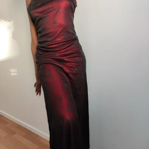 Vintage 90s sexy black slip dress  - Vintage klänning med glittersblommor passar tyvärr inte mig. Midjan behöver lite cinching. Storlek M/S. Skriv gärna för mer bilder & info 😊🌷