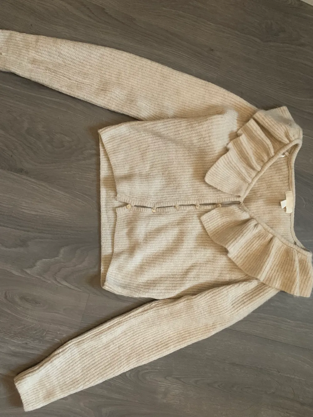 En typ stickad tröja i storlek xs från hm typ beige färgad. Stickat.