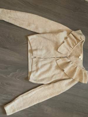 En typ stickad tröja i storlek xs från hm typ beige färgad