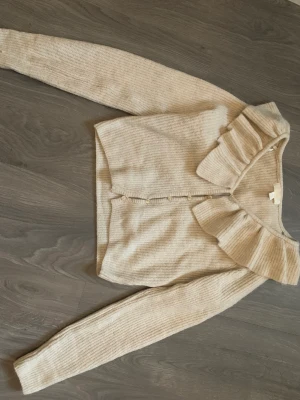 Tröja - En typ stickad tröja i storlek xs från hm typ beige färgad