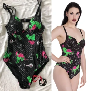 Hell Bunny baddräkt  - Endast testad. Har kvar skydd mellan benen och lappar kvar