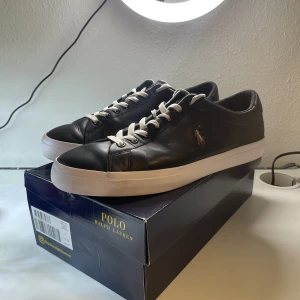POLO RALPH LAUREN SNEAKERS - säljer mina nästintill oanvända Ralp lauren sneakers i storlek 44. Sjukt fina till sommaren!!!😍😍