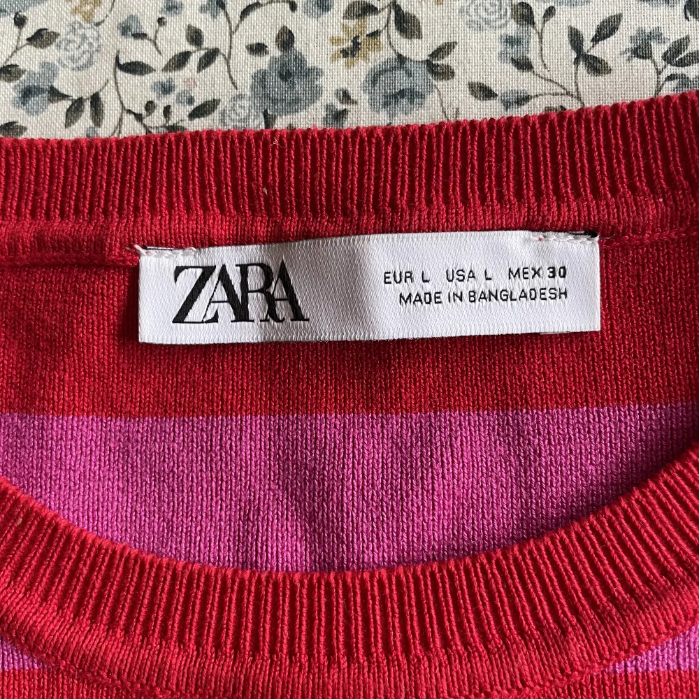 Fin randig långärmad tröja från Zara, den sitter mer som en S än en L så den är väldigt liten i storleken💕. Toppar.