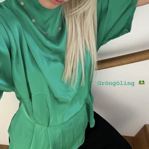 Grön hm blus - Populära blusen från hm som är helt slutsåld på nätet och nästan överallt i butik. Använd en gång! 