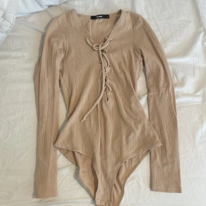 Body beige - Beige body med snörning framtill!