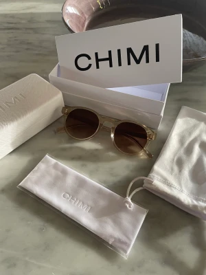 Chimi 03 ECRU - Säljer mina chimi 03 ECRU då dom inte kommer till någon användning. Dom är som helt nya och har inga märken. Köptes på NK Göteborg Nypris 1250kr (bättre pris vid snabb affär)