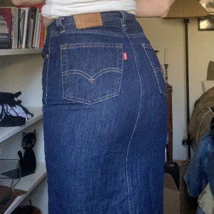 jeanskjol - midi jeanskjol från levi’s men tyvärr lite för liten med mig som vanligtvis har w26!!! 😔😔😔
