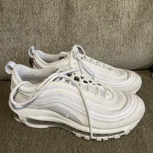 Nike air Max 97 - Vita Nike air Max 97👟 Jag säljer mina Nike air Max 97 då de är för små för mig. Skorna är vita, i storlek 38 och i fint skick! Köpta för 1499kr och säljs för 450kr. Skriv vid eventuella frågor😊