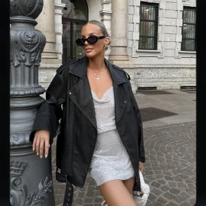 Minikjol med strass silver - Minikjol med strass i silver i Strlk 34💗 helt oanvänd! Nypris: 999kr💕Säljer för 500kr + frakt💗