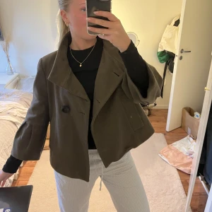 Kappa zara trekvartsärmar - Jätte fin kappa från zara med trekvartsärmar med super söt detalj bak. Den är i L men sitter bra på mig som vanligtvis har S/M