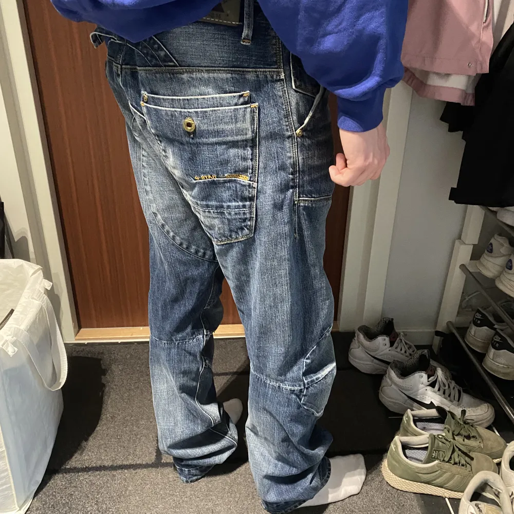 ett par jeans jag knappt använder varken slitage eller fläckar är 180 cm lång. Jeans & Byxor.