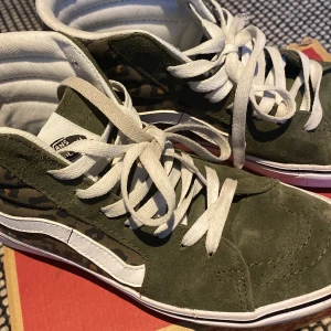 Vans skor  - Säljer mina fina vans skor då jag har ett par andra jag hellre tar, relativt nya kanske köpte för ca 3 månader sen har andvänds på ett ungefär kanske upp till 4 gånger. Bra skick och rena förutom lite skit på skorsnörerna men hoppas att de inte stör. 