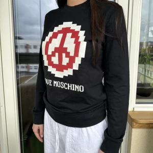 Moschino - Säljer denna Moschino sweatshirt. Använt den väldigt få gånger. Det är strl S men passar mig som har M. Köpare står för frakt.⭐️