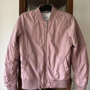 Bomberjacka - Bomberjacka i storlek XS, men passar även en S. 