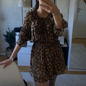Sommar klänning - Tunn och sval sommar klänning från Zara i stl M. Har pärl detaljer på båda armarna samt på framsidan av bröstet runt en urringning. Den sitter åt i midjan vilket ger fin passform. 