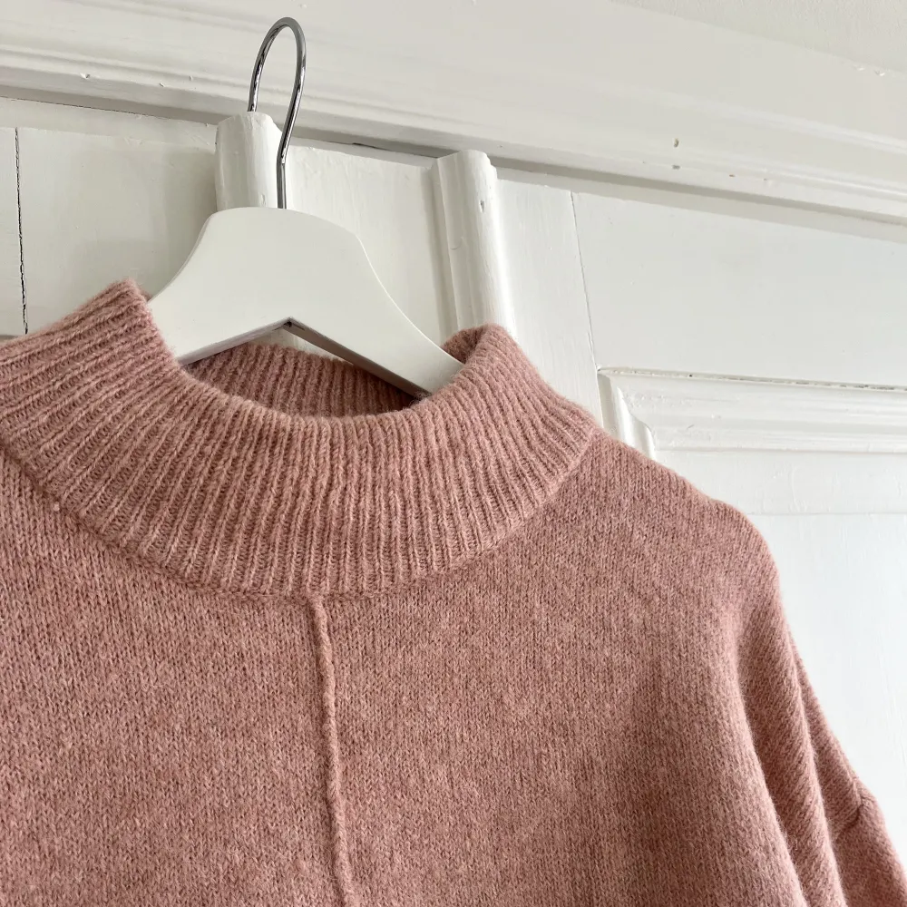 Säljer denna superfina stickade tröja från Gina Tricot i storlek xs!💗Den är nästan helt oanvänd då den enbart har använts ett fåtal gånger!  Säljer den då den inte kommer till någon användning!!💗. Stickat.