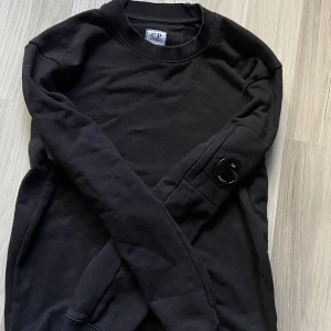 C.P. Company tröja  - Det är en C.P. Company tröja. Sparsamt använd och där med i bra skick. Säljer för den börjar bli för liten för mig. Ny pris 1600. 