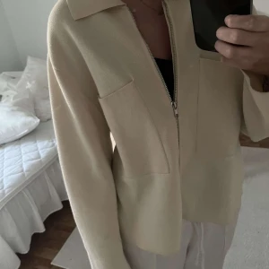 Åhléns kofta - Super snygg och enkel kofta/cardigan från Åhléns!! Köpt för 500 säljer för 400❤️‍🔥Storlek M men passar även mig som är en S