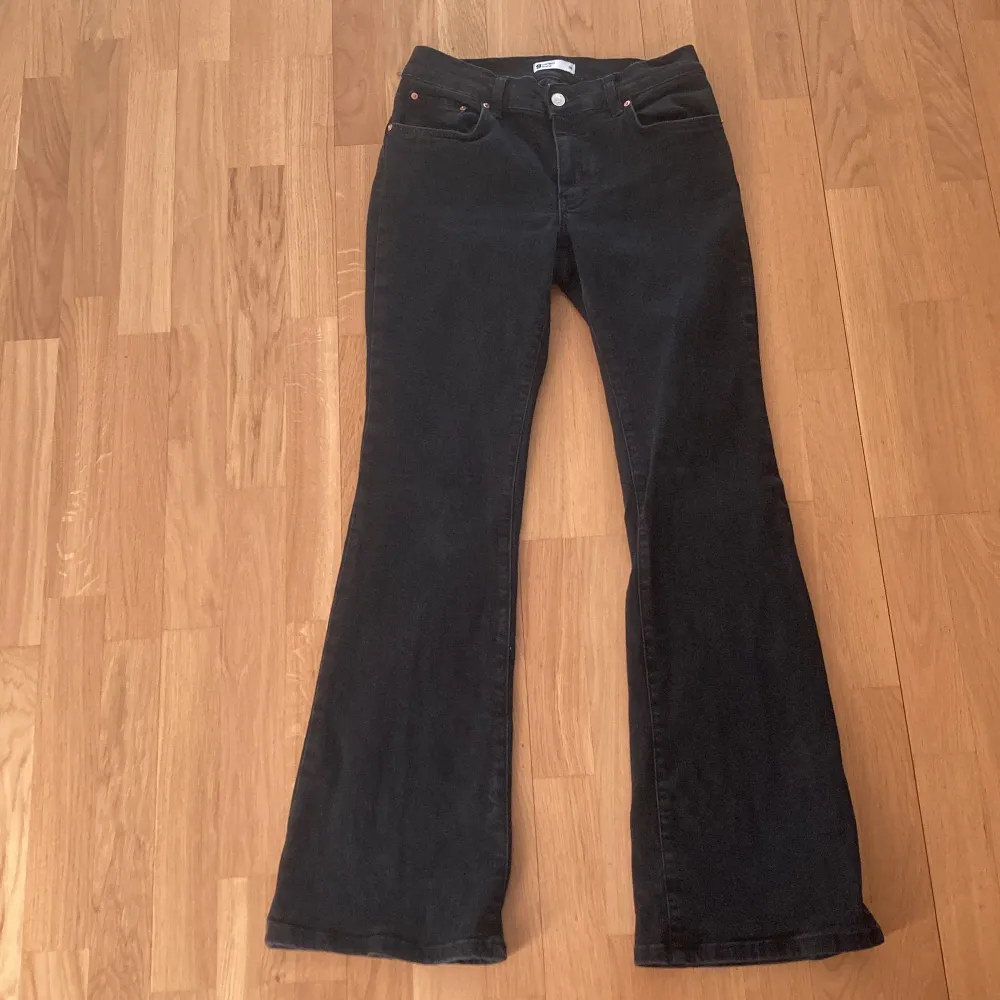 Low waist bootcut jeans från Gina Tricot i storlek 38. Tvättade och redo att säljas, dom är inte i min storlek så därför säljs dom. Köpare betalar frakt. Ordinarie pris 500:-. Jeans & Byxor.