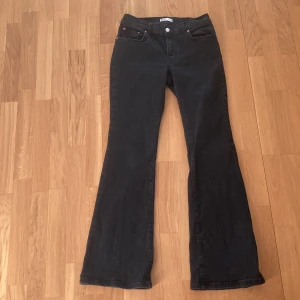 Low waist bootcut jeans - Low waist bootcut jeans från Gina Tricot i storlek 38. Tvättade och redo att säljas, dom är inte i min storlek så därför säljs dom. Köpare betalar frakt. Ordinarie pris 500:-