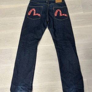 Evisu jeans  - Köpte här på plick för runt 1 år sen, men varsamt använda. Säljer pga inte passar min stil längre. Storlek ska vara 34/34 men passar som runt 32/32-34. Hör av vid frågor☝️😁