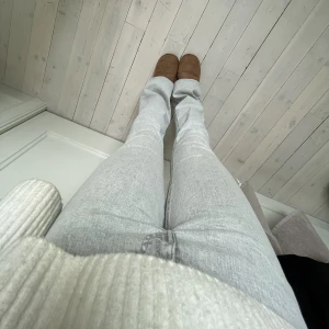Grå jeans - Ett par superfina gråa jeans! Använda 1 gång och dme är köpta för NPGRA mönader sedan!