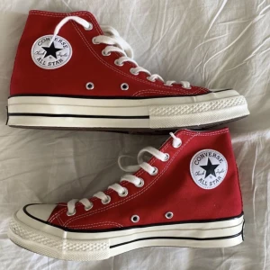 Röda converse  - Säljer mina röda höga converse i storlek 38. Dem är inte alls slitna, bara använda ett par gånger. Säljer för att jag inte har nån användning för dem längre. Kom privat för fler bilder!  Nypris - 799 