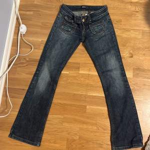 ÄLSKAR mina blåa väldigt lågmidjade bootcut jeans från ONLY. De har fickor både fram och bak och är tyvärr försmå för mig😭De är i storlek W:32 L:32 eller storlek 23-25! Älskar dem så säljer bara vid bra bud! För referens är jag 170cm lång!💕💕