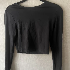 Kortare topp - Jättefin svart kortare långärmad i fint skick💗