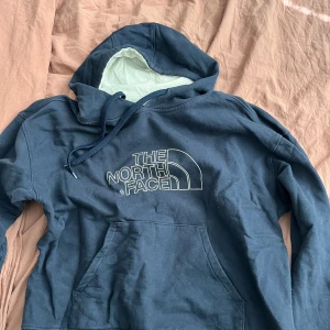 Hoodie  - Luvtröja från the north face, bra skick. Kan sänka pris för snabb affär.