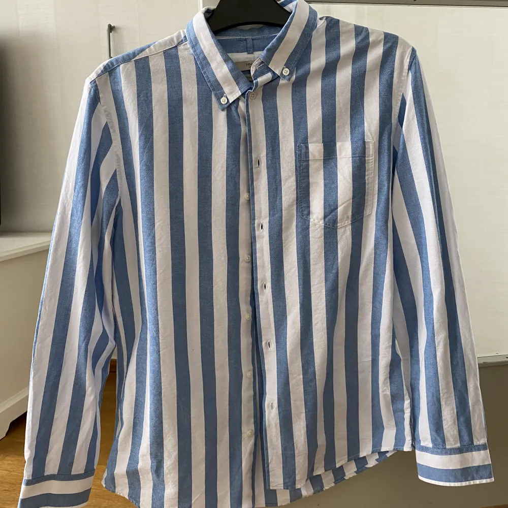 Säljer denna sommarskjorta från märket Mango i storlek S. Perfekt nu inför sommaren. Normal passform, använd en gång. Hör av dig vid intresse!💫. Skjortor.