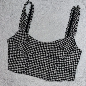 topp - jättefin croppad topp från zara, slutsåld 🤍 lite korsettliknande men utan hårda byglar