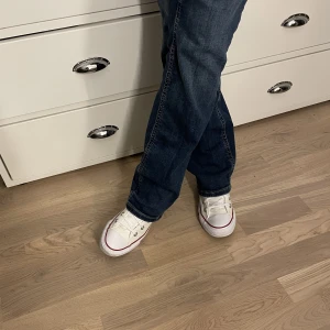 Corverse (vita, längremodellen) - Säljer väldigt trendiga och snygga äkta converse! Endast använda väldigt få gånger, så nytt skick.  Vita och den längremodellen converse.  Perfekta nu till sommaren! Anledningen till varför jag säljer de är för att de är för små för mig. Möts i Stockholm.