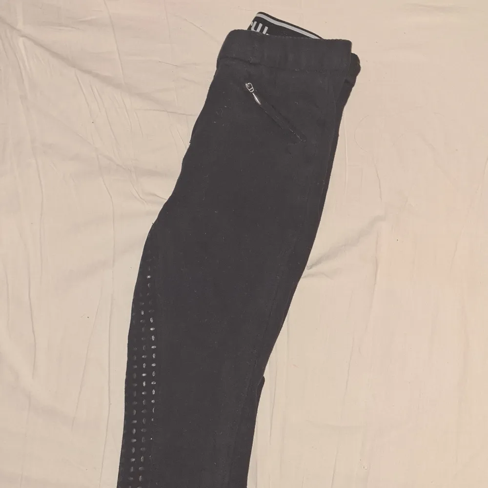 Ett par supersnygga ridbyxor som tyvärr blivit för små nu💗🥰. Jeans & Byxor.
