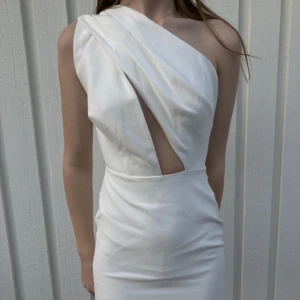 Vit klänning  - Världens finaste klänning från Abbott Lyon som tyvärr är för liten för mig😩helt oanvänd och så fin till studenten eller inför sommaren🌸 strl 36, men skulle säga att den sitter mer som en 32 eller liten 34. Sidentyg innuti och prislappen finns kvar!