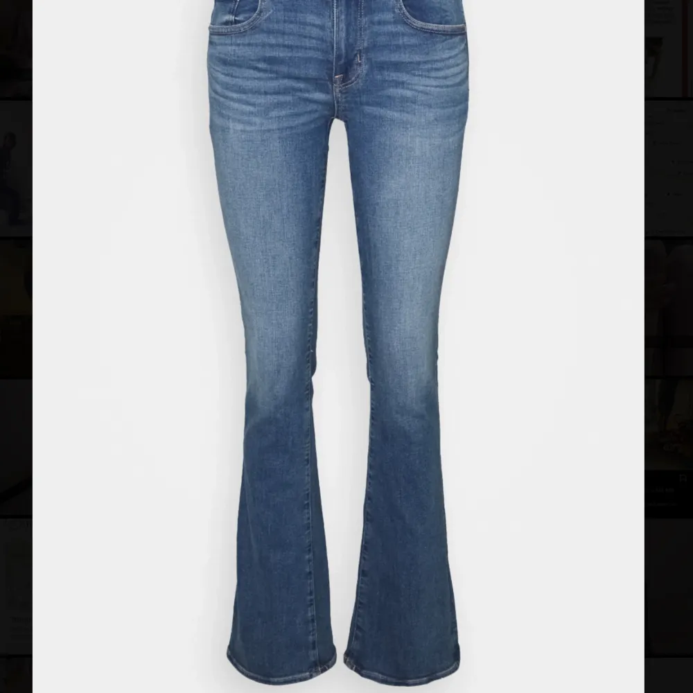 Lågmidjade bootcut jeans från american Eagle! Köpta på Zalando för 560kr! Perfekt skick . Jeans & Byxor.