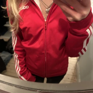Röd adidas tröja - En fin röd tröja i strlk XS men kan definitivt användas som S. Knappt använd o inga noppror❤️