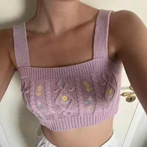 Linne - Somrigt linne med blomdetaljer, köpt från Zara. frakt tillkommer (har ej vägt) eller så möts vi upp i Gbg🥰