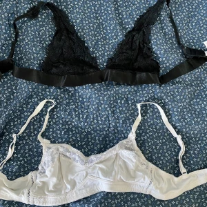 Vintage bralettes/bh 70-75 B/A - SVART SÅLD. Superfina, använda max 3 gånger då de inte passade mig i storlek (sitter som en 70-75 A-B) Vita: 45 kr svarta från nakd: 55 kr. FRAKT: 15 kr