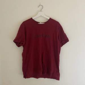 Calvin Klein t-shirt, i behov av lite strykning, men riktigt snygg vinröd färg!⚡️