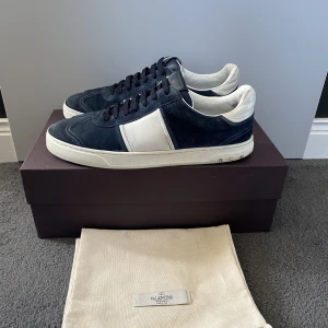 Valentino skor - Hej, säljer nu dessa valentino flycrew i storleken 42. Skorna är i använt skick med några några nitar borta på vardera sko. Fås med en replacement box vid köp. Hör av er med frågor eller funderingar. 