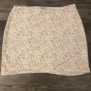 mini kjol - söt mini kjol  40kr + frakt  aldrig använd