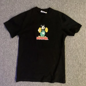 Butter T-shirt  - Hej jag säljer nu en T-shirt i jättebra skick.