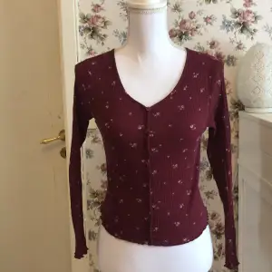 Vinröd tröja med knappar och blommor från H&m 💐🛍️